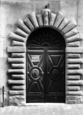 Casa con portale bugnato sec.XVIII